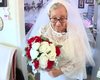 "Почувствовала себя красивой": 77-летняя женщина вышла замуж сама за себя (видео)
