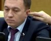 Депутат Госдумы РФ засунул коллеге палец в ухо прямо на заседании