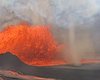 Как торнадо, только вулнадо: рядом с фонтаном лавы заметили необычное явление (видео)
