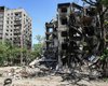 "Азовці нам допомагали": як сьогодні живуть люди в зруйнованих будинках Маріуполя (відео)