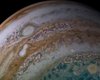 Юпитер снова удивляет. Ученые обнаружили гигантские закрученные волны вокруг планеты