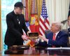 "Бігатиме туди-сюди": Трамп заявив, що Маск не йде з Білого дому і вручив йому золотий ключ