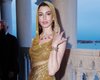 Энн Хэтэуэй в платье Versace с капюшоном посетила ювелирную выставку Bulgari