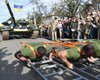 Четыре бойца ВСУ установили рекорд, перетянув танк на 3,35 метра