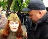 В Киеве полиция задержала женщину, которая отказалась снять пилотку с красной звездой