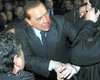 Берлускони будет агитировать за свою партию плакатами с разбитым лицом