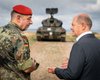 Вылез на Gepard и пообещал Украине поддержку: Шольц посетил украинских военных в Германии (фото, видео)