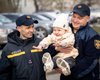 В Одессе спасатели проведали двухлетнюю Каролину: история девочки растрогала Украину (фото)