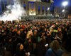 "Акция перестанет быть мирной": протестующие в Грузии начинают окружать парламент (видео)