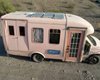 Художница превратила небольшой автобус в уютный дом на колесах за $9000 (видео)