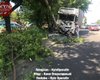 В Киеве грузовик снес столб и вылетел на тротуар