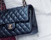 Chanel продает россиянам товары под расписку, чтобы они не могли носить их в России