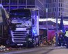 Грузовик врезался в толпу на рождественском базаре в Берлине, погибли люди