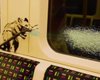 Запрещено правилами: Работники лондонского метро убрали граффити Бэнкси из вагонов подземки