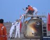 Застряли в космосе: китайские астронавты вернулись на Землю после рекордной миссии (видео)