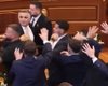 В Косово депутат забросала премьера яйцами во время заседания парламента (видео)
