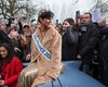"Мисс Францию" Еву Жиль, чья стрижка вызвала дебаты, стала героиней в родной деревне