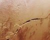 Извивающийся шрам на Марсе: на планете сфотографировали структуру длиной 600 км (фото)