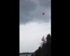 Буря в Киеве перевернула катер с парашютистом: мужчина завис в воздухе (видео)