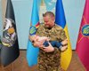Залужний з немовлям на руках: офіцерка ЗСУ поділилась зворушливою зустріччю (фото)