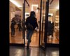 У штаті Нью-Йорк пограбували магазин Louis Vuitton на очах у спокійного охоронця (відео)