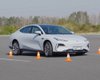 Не хуже Tesla: электромобиль Geely отлично справился с тестом на управляемость (видео)