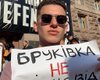 Облил КГГА краской: в Киеве митингующему вручили повестку (фото)