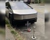 Брошенный Tesla Cybertruck стал туристической достопримечательностью в США (фото)