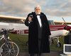 Съесть настоящий самолет и разбить 46 сидений унитаза: самые странные мировые рекорды (видео)