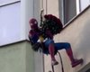 Человека-паука с букетом видели на многоэтажке в Одессе (видео)