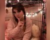В США 21-летняя девушка спит в собачьей клетке: в чем причина (видео)