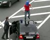 В Москве "синие ведерки" атаковали машины чиновников (видео)