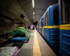 Жінка зомліла у черзі: у Києві перед атакою РФ людей не пускали в метро — пояснення поліції