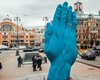 В Киеве около снесенного памятника Ленину поставили гигантскую синюю руку