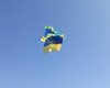 Над Донецком на воздушных шарах пролетел украинский флаг