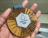 Облезли и кошмарно выглядят: спортсмены показали, как выглядят награды Олимпиады в Париже 2024