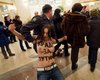 В Москве активистки FEMEN попытались украсть урну с бюллетенем Путина