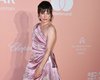 Мілла Йовович з'явилася в шовковій рожевій сукні на гала-концерті amfAR