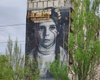 В Мариуполе убирают пропагандистский мурал с девочкой, на которую "падают бомбы Киева"