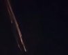 Случайно посмотрел вверх: мужчина заметил в ночном небе таинственный огненный шар (видео)