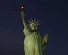 В США факел Статуи Свободы вновь зажгли после урагана Сэнди