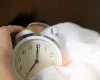 Не откладывайте будильник "еще на 10 минут": какие опасности скрывает эта привычка