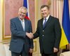 В Киеве Янукович проводит закрытую встречу с президентом Чехии