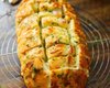 Батон, запеченный с сыром и чесноком: рецепт ароматного и аппетитного перекуса
