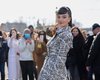 Дева Кассель пришла с ретро-укладкой и в тренче с картой Парижа на показ Dior