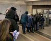 Режим спецпропусков в Москве создал километровые пробки и очереди в метро