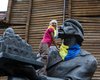 На киевских памятниках появились сине-желтые платки