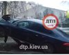 Здравствуй, Новый год!: В Киеве автомобиль "Ягуар" повис на столбе (видео)