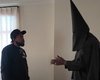 Каньє Вест з'явився на інтерв'ю зі свастикою на шиї та в костюмі ку-клукс-клану (відео)