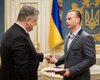 Порошенко вручил олимпийскому чемпиону Абраменко орден и сертификат на квартиру
